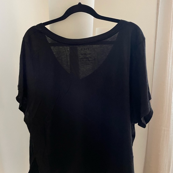 Torrid cropped v neck tee size 5 - Picture 3 of 3